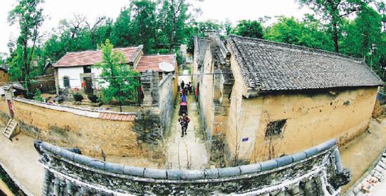 王家大院位于下峪鎮(zhèn)后上莊村，建于明末清初