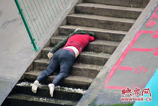 郑州熊儿河现一具女尸 巡防员:或从上游漂来