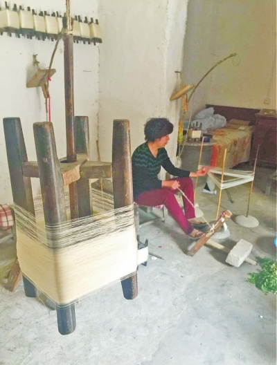 岳石頭的妻子在屋里紡絲