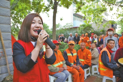 秦梦瑶为喝粥的人们演唱戏曲