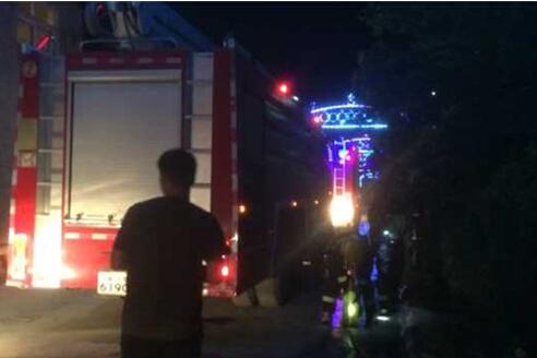 郑州一工厂起火 储存大量泡沫板烧了近两小时