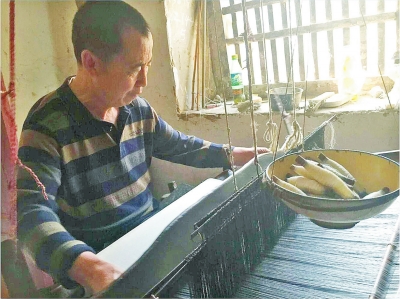 岳石頭正在織絲