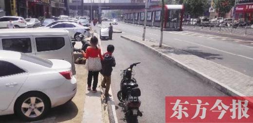 秦岭路陇海路口北东侧，一段能通行的人行道仅剩巴掌宽的两段