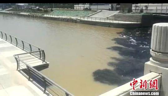 淡黃色的河面很快變成了污色。（視頻截圖） 視頻截圖 攝