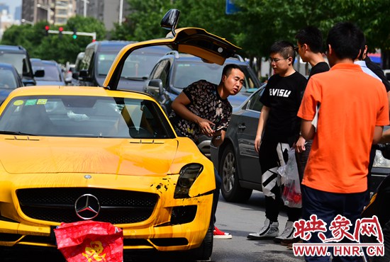 鄭州300多萬奔馳跑車追尾雪佛蘭