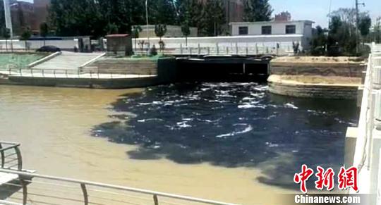 污水從橋下彌漫出來。（視頻截圖） 視頻截圖 攝