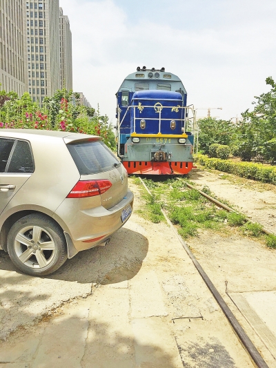 汽車停在軌道旁，擋住了火車的路。網友供圖