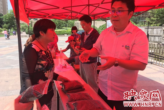 市民領取污泥變身的土壤改良劑