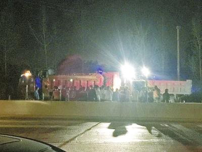 將兩輛車分開(kāi)竟然耗費(fèi)了兩小時(shí)，一個(gè)鮮活的生命在被困中逝去了。