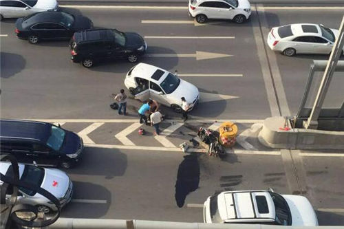 郑州摩托车上高架撞上宝马 现场惨烈