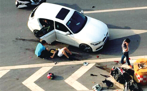 郑州摩托车刹车不及撞上宝马车 甩出好几米远(图)