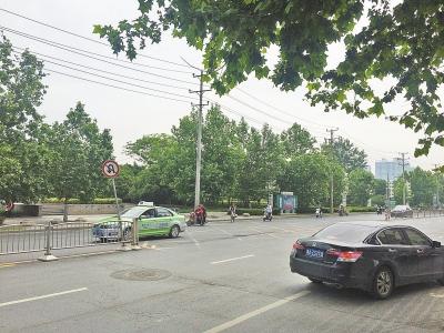 好好的護欄，被人開了個口子