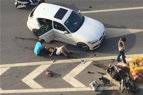 郑州摩托车上高架撞上宝马 现场惨烈