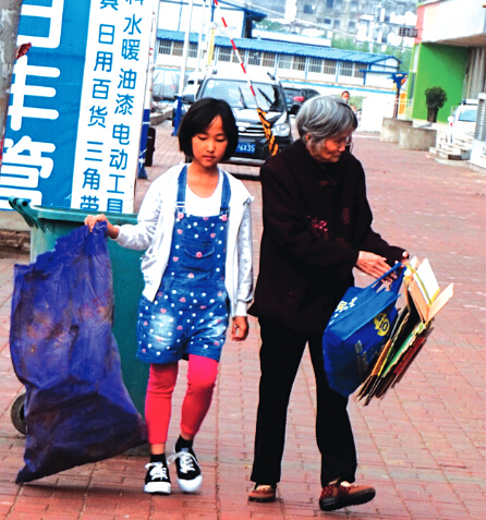 郑州11岁女孩跟姥姥捡废品挣钱 家中原本有车