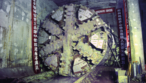 巨大的盾構機刀盤