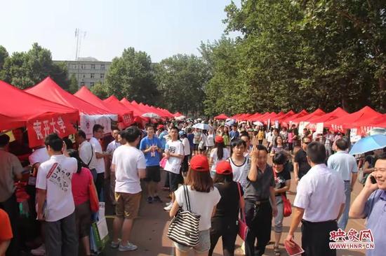 高招現(xiàn)場咨詢活動 資料圖