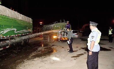 執法人員檢查渣土車輪胎沖洗情況