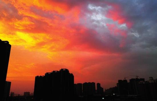 昨天下班，大家都在曬“火燒云”