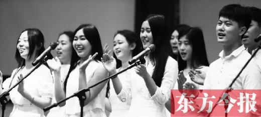 5月21日，郑州中学国际班的学生在举行毕业典礼