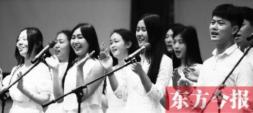5月21日,郑州中学国际班的学生在举行毕业典礼