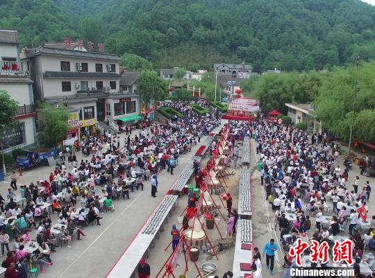 洛陽數千游客端海碗吃豆腐 