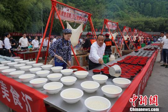 洛陽數千游客端海碗吃豆腐 