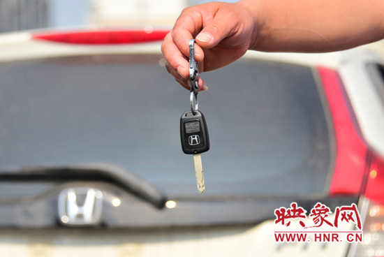 郑州醉酒男子找朋友代驾 一言不合新车被弃快