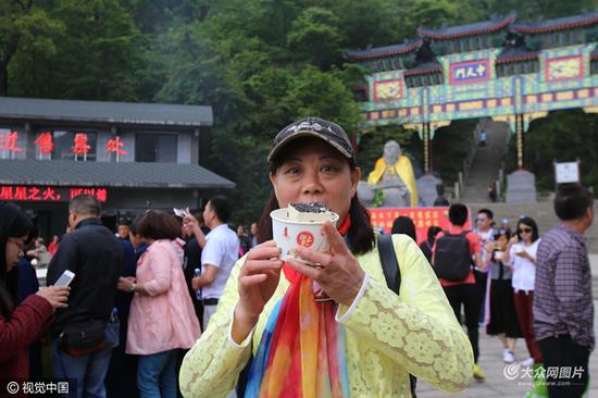 2016年5月22日，河南洛陽道教圣地老君山，一塊直徑5米的“天下第一太極豆腐”亮相中天門廣場。