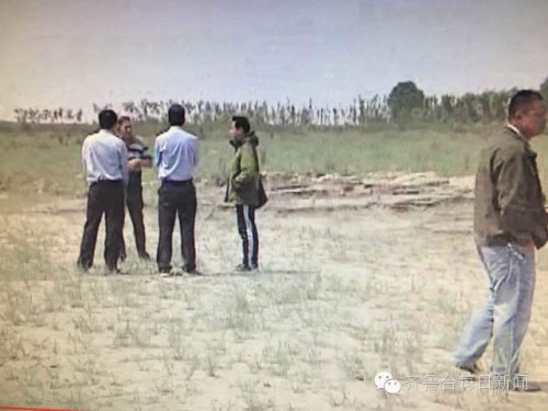 救援人員在不遠處的河面上意外發現了另外兩具尸體。不過，這兩具尸體呈現的姿勢有點奇怪：兩具尸體，一男一女，相互抱著，兩人的腳被綁在一起，手機、錢包等個人物品都隨身帶在身上。 