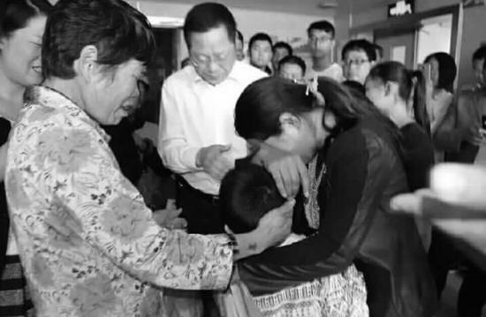 南陽社會各界為火海英雄送來愛心款