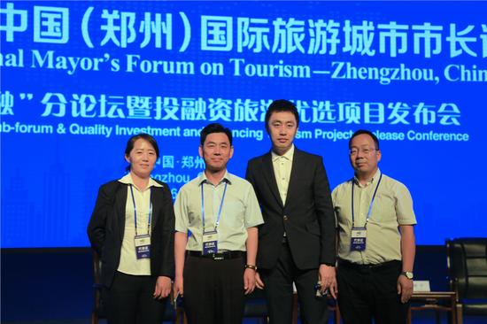 河南宝泉旅游度假区总经理张海明（左二）、副总经理张自强（右一）、宋福丽（左一）与华谊兄弟文旅演艺执行总裁刘晓先生（右二）合影