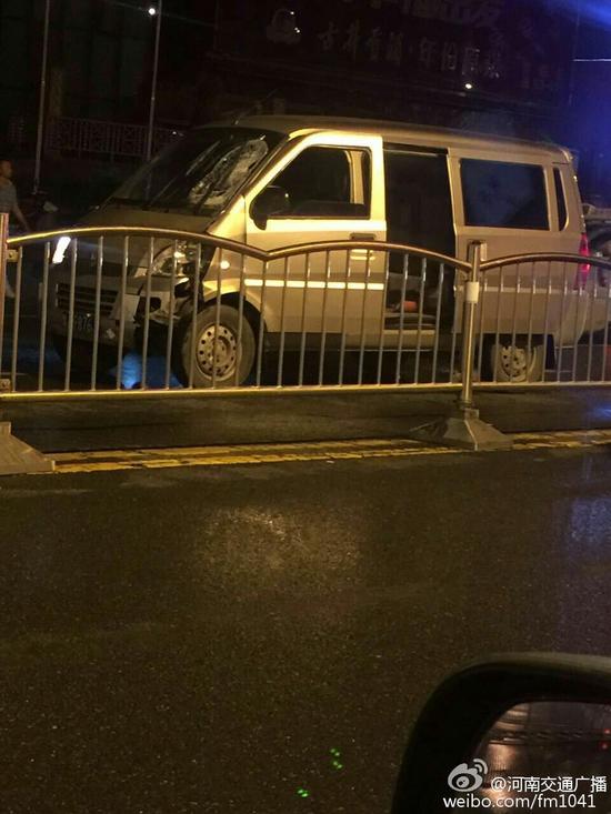 鄭州一小伙凌晨翻越護欄丟性命