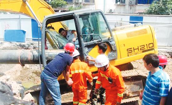 119、120、工地工人……10分鐘救出受傷駕駛員