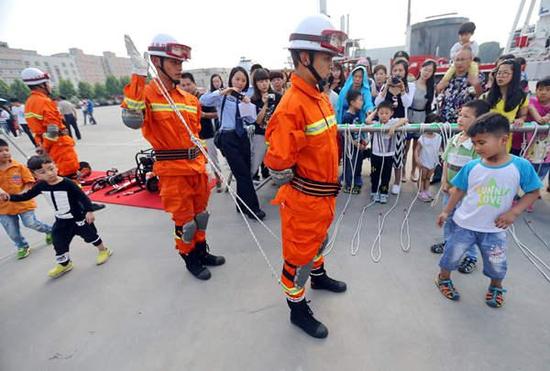河南省消防總隊(duì)辦“開(kāi)放日” 市民體驗(yàn)高空救援