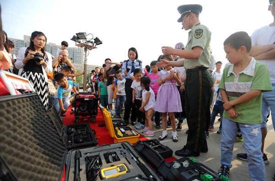 河南省消防總隊(duì)辦“開(kāi)放日” 市民體驗(yàn)高空救援