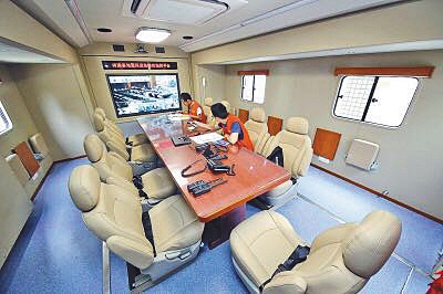 　據(jù)介紹，地震車內(nèi)部可容納十余人開(kāi)會(huì)。河南省地震局供圖