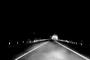 “夜航跑道”就是在护栏立柱上，安装高强度反光膜。