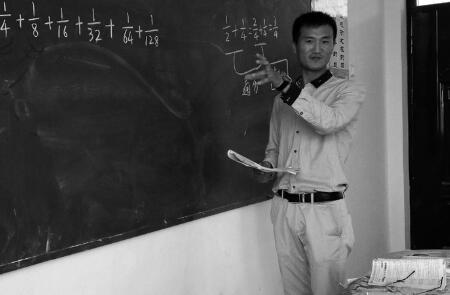 方志欣在为学生上课
