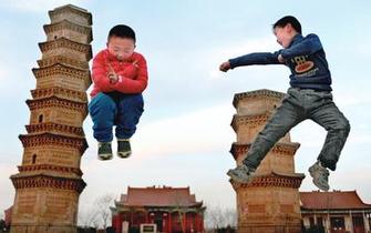 兩個男孩在雙塔下玩耍