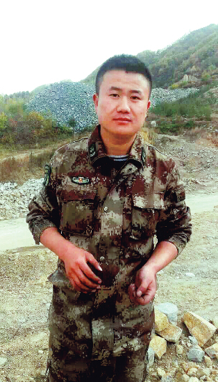 申亮亮生前照片拼圖