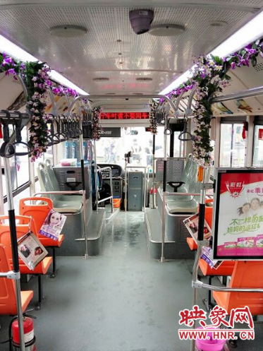 精心装扮的47路公交车
