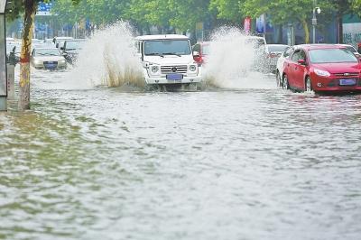 雨里的车长出了“翅膀” 记者 赵龙翱 摄影