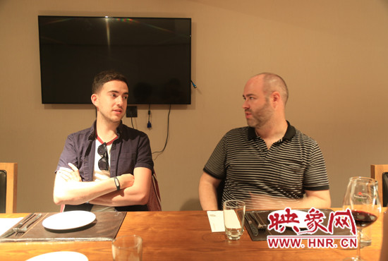 两名来自英国的老外在聊着郑州。