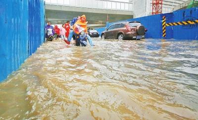 騎電動(dòng)車的行人小心翼翼地過路 記者 王亞鴿 攝影