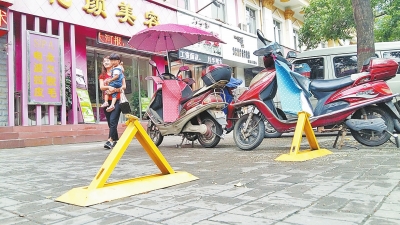 问政官员表示,一周内八一路地锁要拆除。