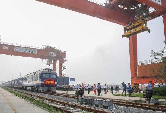 6月8日，42輛編組的X8105次“中歐班列”，從鄭州鐵路局圃田車站緩緩駛出，前往德國漢堡