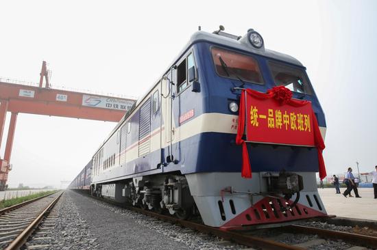 6月8日，42輛編組的X8105次“中歐班列”，從鄭州鐵路局圃田車站緩緩駛出，前往德國漢堡