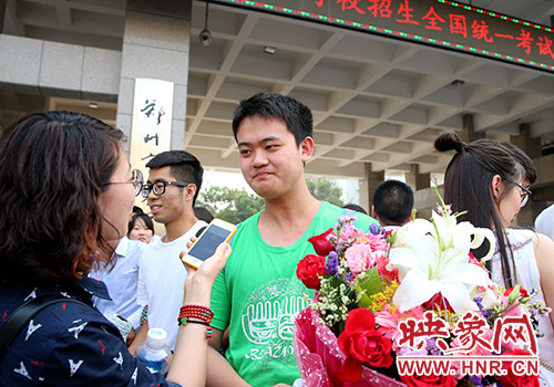 考場外考生接受采訪