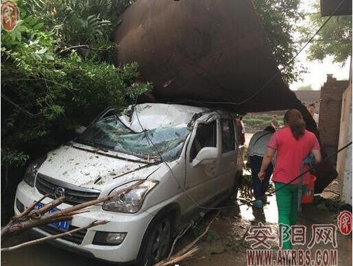 水罐爆炸后砸在轿车的车顶上。