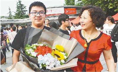 高考结束，家长为孩子送上鲜花。